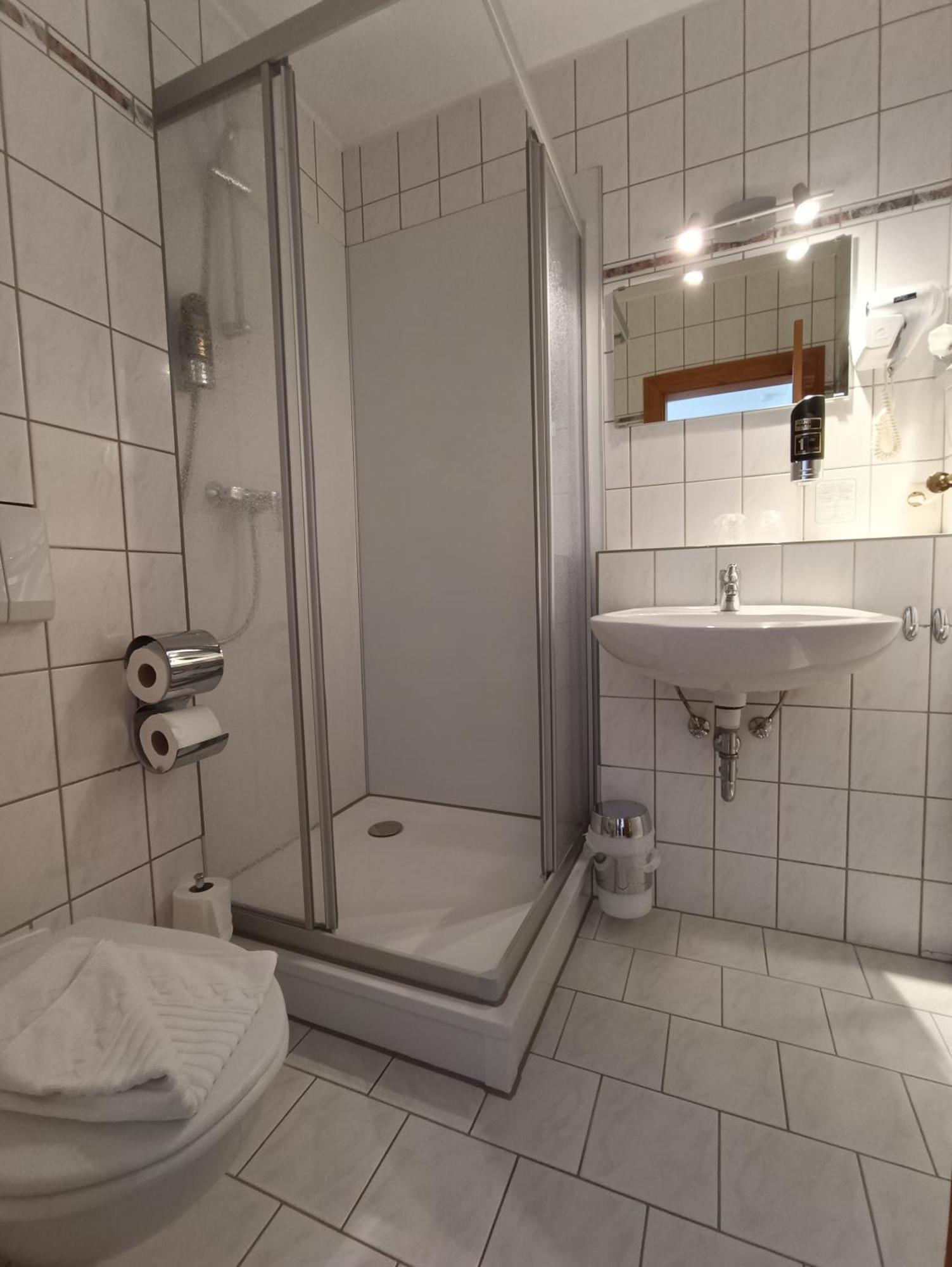 Reethaeuser Auf Ruegen Middelhagen Bilik gambar